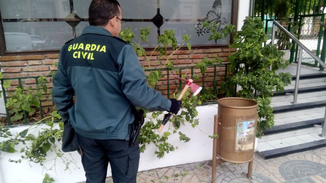 Hacha encontrada por la Guardia Civil