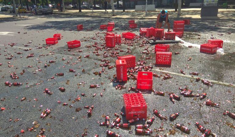 Cientos de botellines han quedado desperdigados por el asfalto de la Glorieta Olímpica