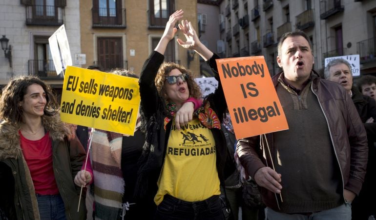 Imagen de la concentración frente al ministerio de Asuntos Exteriores para exigir la acogida de refugiados