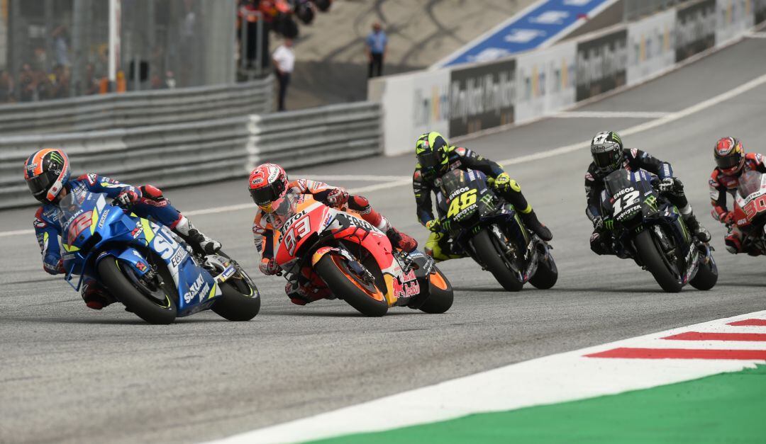 Álex Rins, Marc Márquez, Valentino Rossi y Maverick Viñales, en una carrera de MotoGP