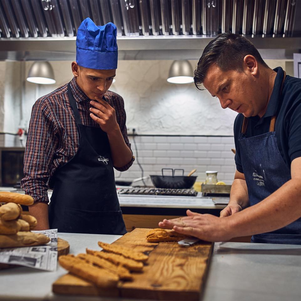 Miguel Herrar enseña a un alumno distintas técnicas de cocina