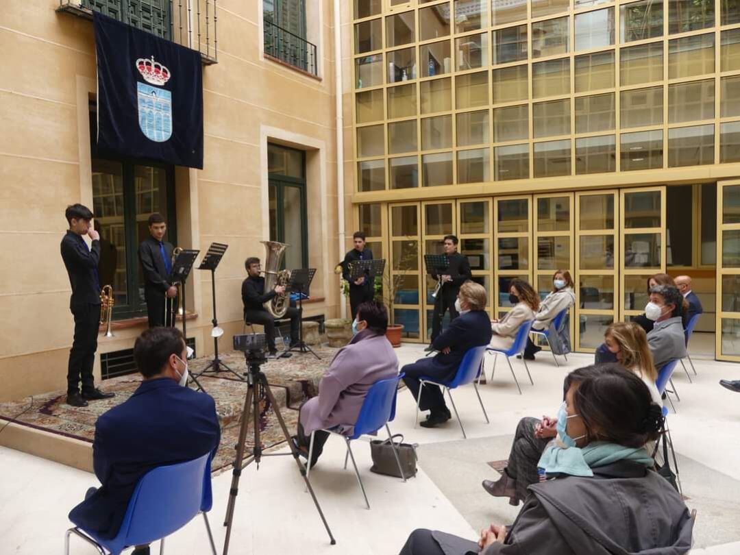 Varios miembros de la Banda Sinfónica Tierra de Segovia han interpretado el himno de Europa en el patio del Ayuntamiento