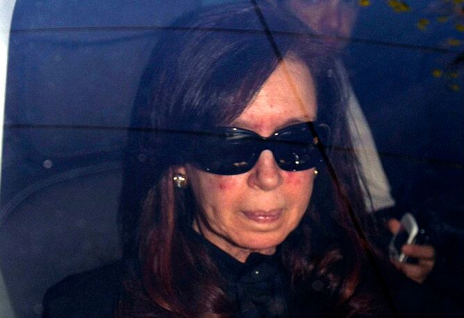 La presidenta argentina, Cristina Fernández de Kirchner, a su llegada al hospital de Buenos Aires un día antes de ser operada