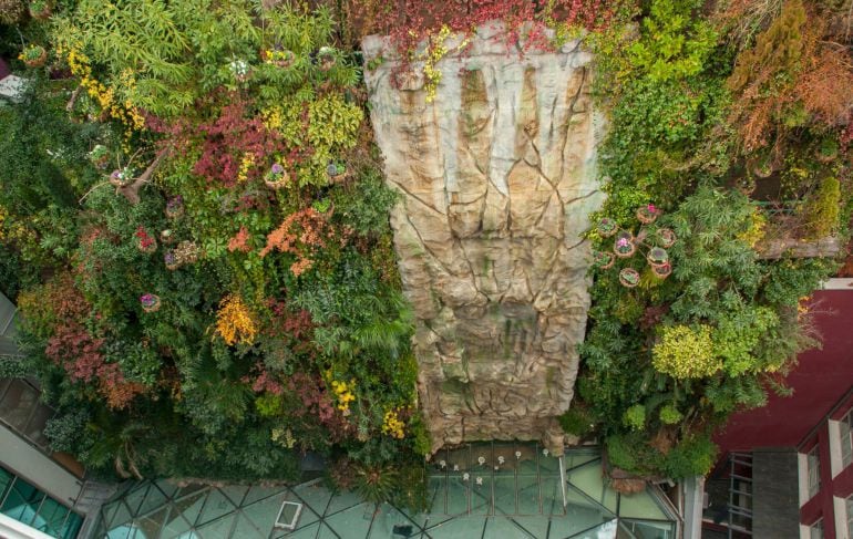 Es un jardín colgante que permanece oculto a la mayoría de los ciudadanos. Se encuentra en el hotel Be Live City Center Santo Domingo.