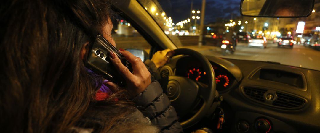 Una conductora con el móvil al volante