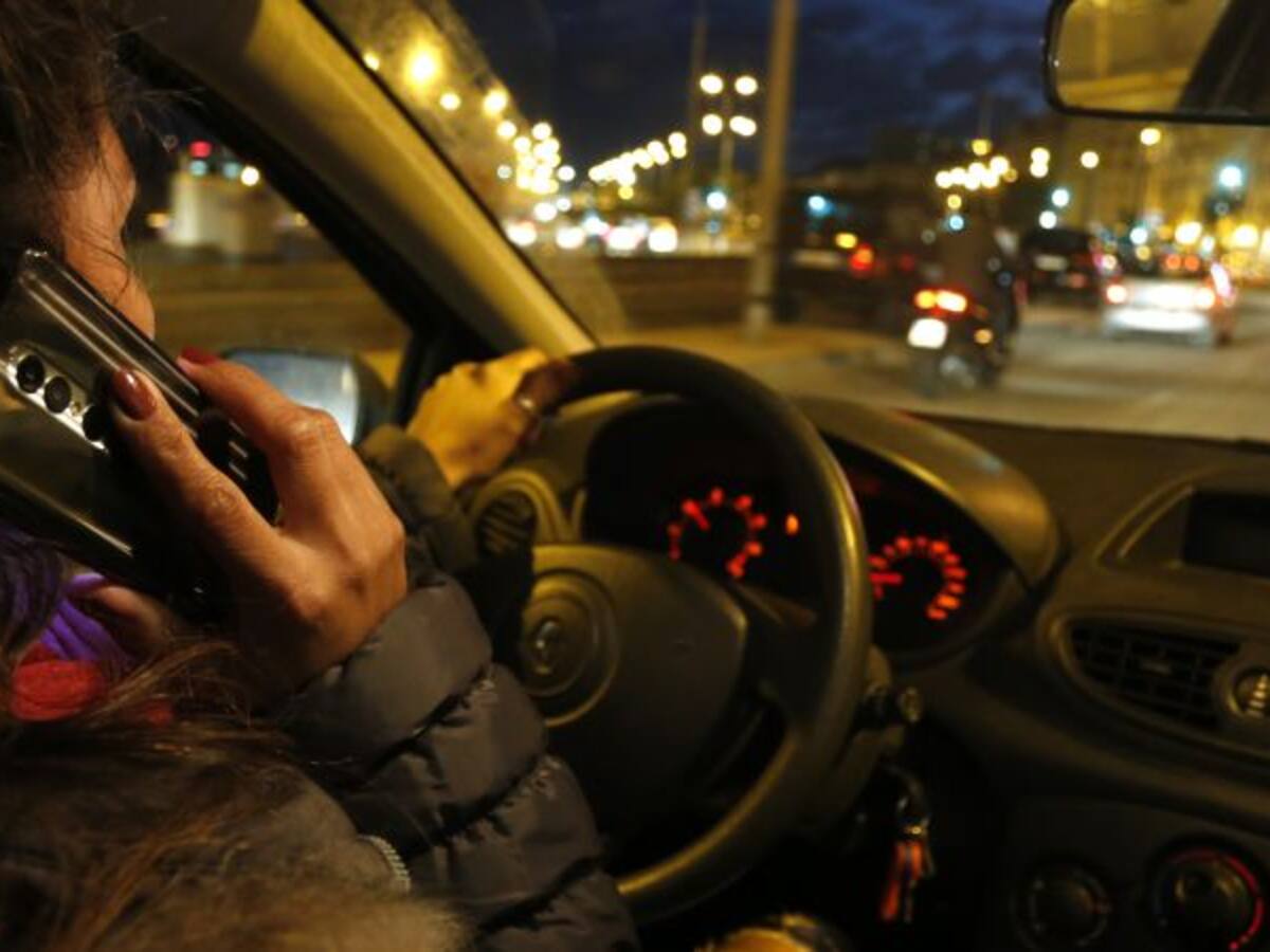 Cinco mil personas, sorprendidas por usar el móvil al volante en Galicia
