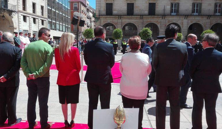 El alcalde, para revista en el acto de homenaje a la Policía Local, ante la mirada de Natxo Bellido (de verde)