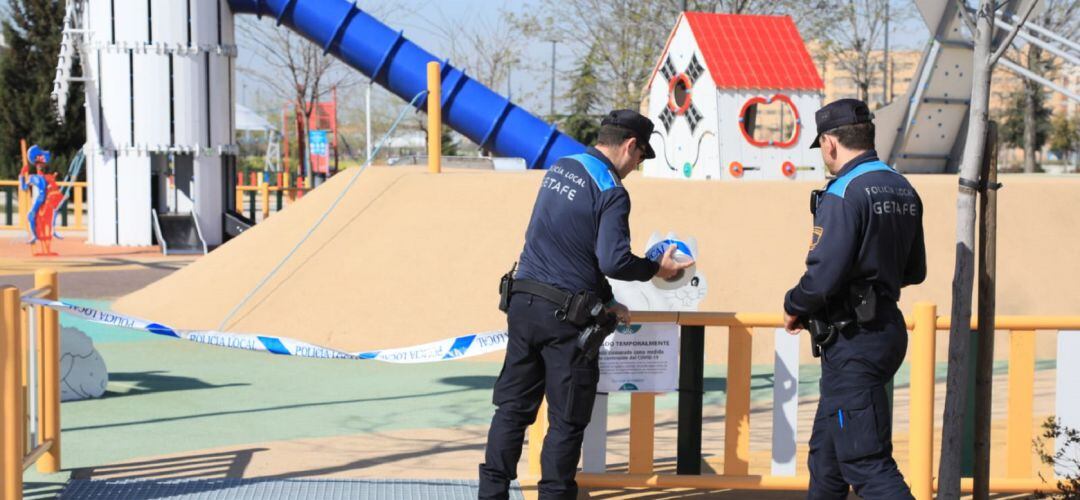 Dos policías de Getaef clausuran un parque infantil