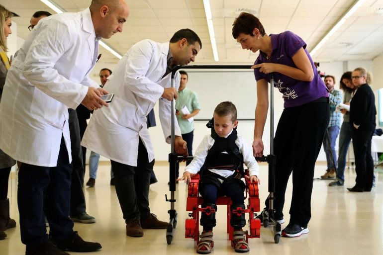 Jens, un niño de 5 años, usa el primer y único exoesqueleto pediátrico portable del mundo, desarrollado por dos empresas españolas y el CSIC. Toni Albir (EFE)