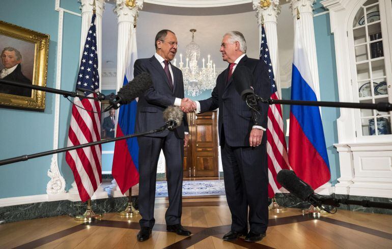 El secretario de Estado de los Estados Unidos, Rex Tillerson (d), en su reunión con el ministro de Exteriores ruso, Serguéi Lavrov (i), en el Departamento de Estado en Washington (Estados Unidos), el pasado 10 de mayo de 2017