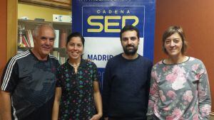 De izquierda a derecha: Carlos Cuéllar, Ana Mateo (usuarios), Jonás Espinosa (Asoc. Libélula) y Elena Martín (Humana)