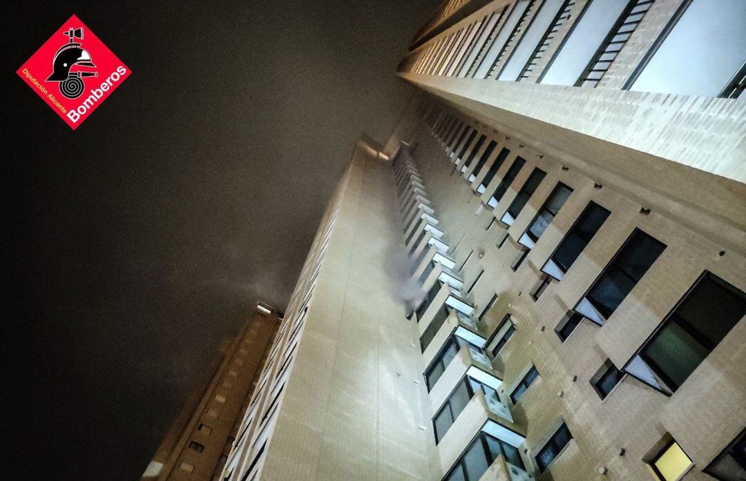 La columna de humo era visible desde el exterior del edificio