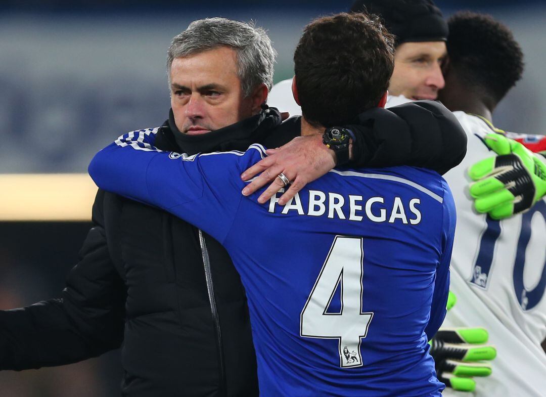 Cesc Fábregas abraza a Mourinho durante un encuentro del Chelsea.