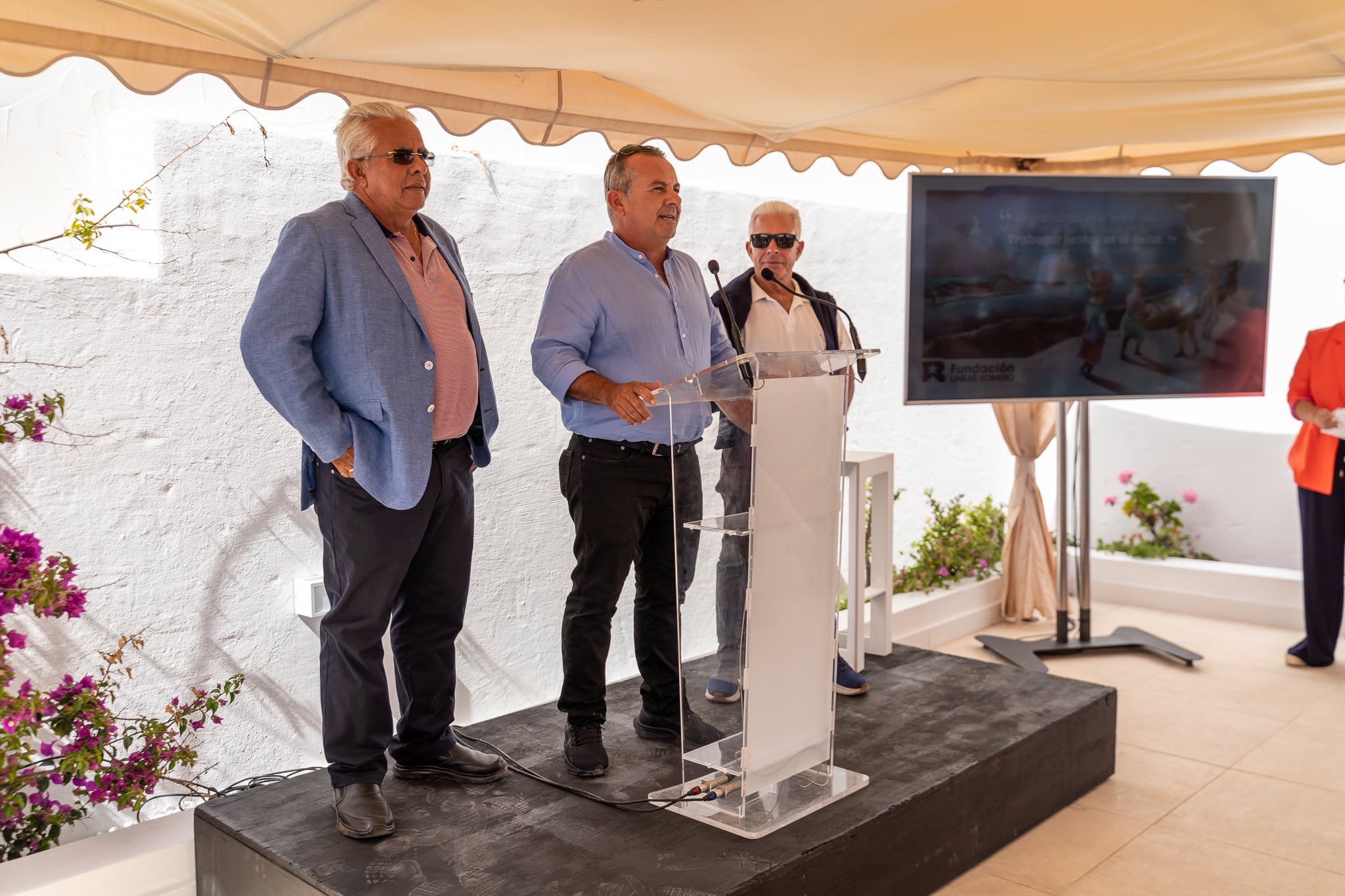 Algunos de los miembros de la familia Romero presentando la fundación.