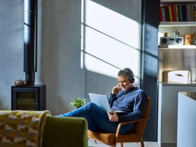 Una persona asiste a una reunión on line