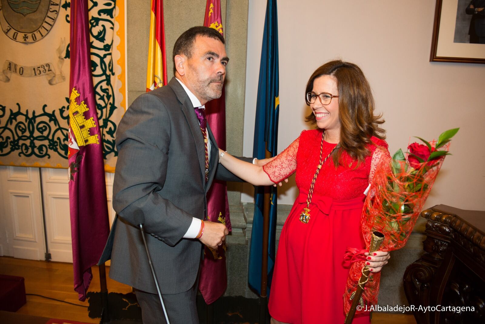 Castejón durante su investidura en 2017 junto al anterior alcalde, José López