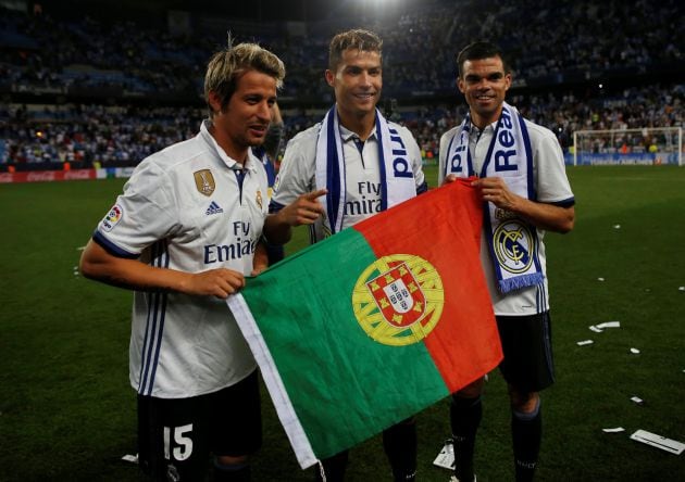 Los tres portugueses del Real Madrid posan para una foto