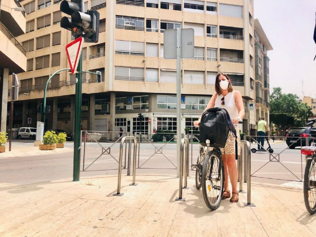 Esther Díez en uno de los puntos de Bici Elx