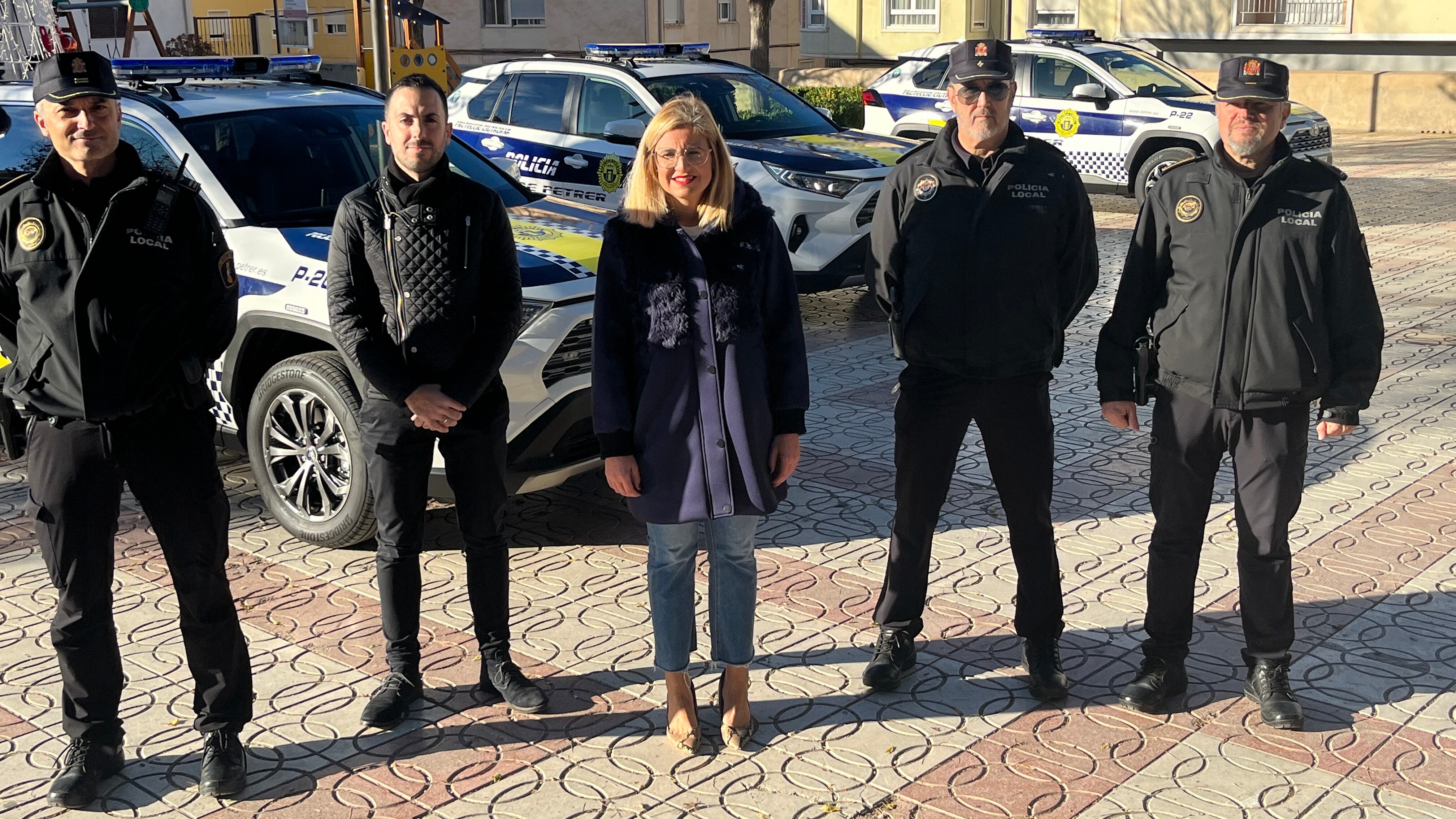 La alcaldesa de Petrer, Irene Navarro, junto al cuerpo policial de Petrer y sus nuevos coches patrulla