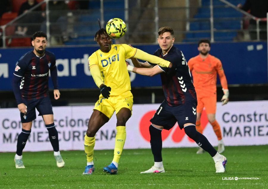 Dawda Camara disputando un duelo en Ipurúa en el encuentro que medía al Eibar y al Cádiz CF. Foto: LaLiga.