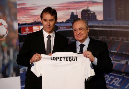 Florentino Pérez y Lopetegui posan con la camiseta del Real Madrid