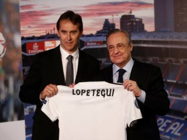 Florentino Pérez y Lopetegui posan con la camiseta del Real Madrid