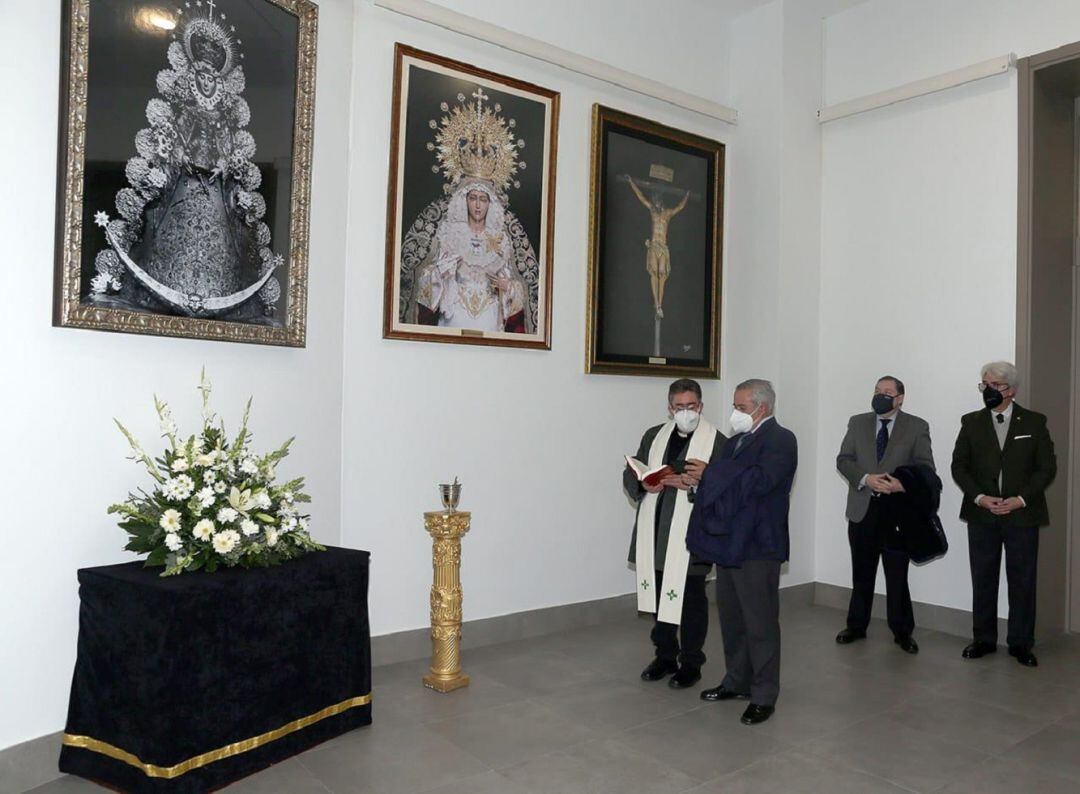 Imagen del acto de bendición de los cuadros con la Virgen del Rocío en el Tanatorio de la SE-30