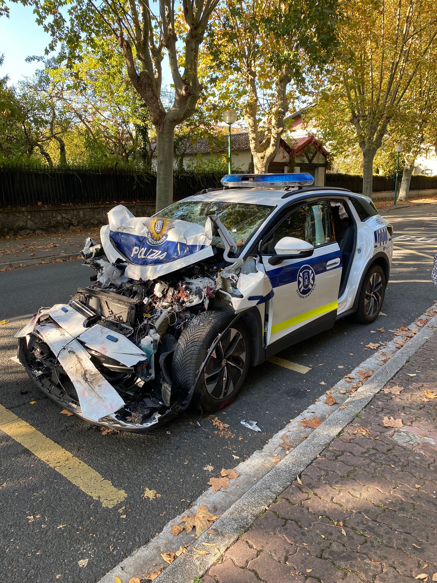 Accidente entre autobús y dos coches, uno de ellos una patrulla policial, en Vitoria.