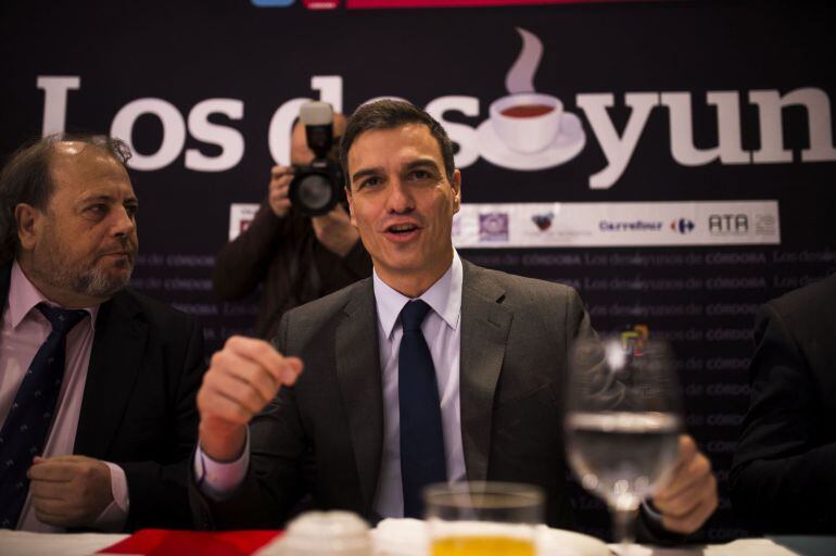 El secretario general del PSOE, Pedro Sánchez, momentos antes de comenzar su participación en &#039;Los Desayunos de Córdoba&#039; organizados por el Diario Córdoba. 