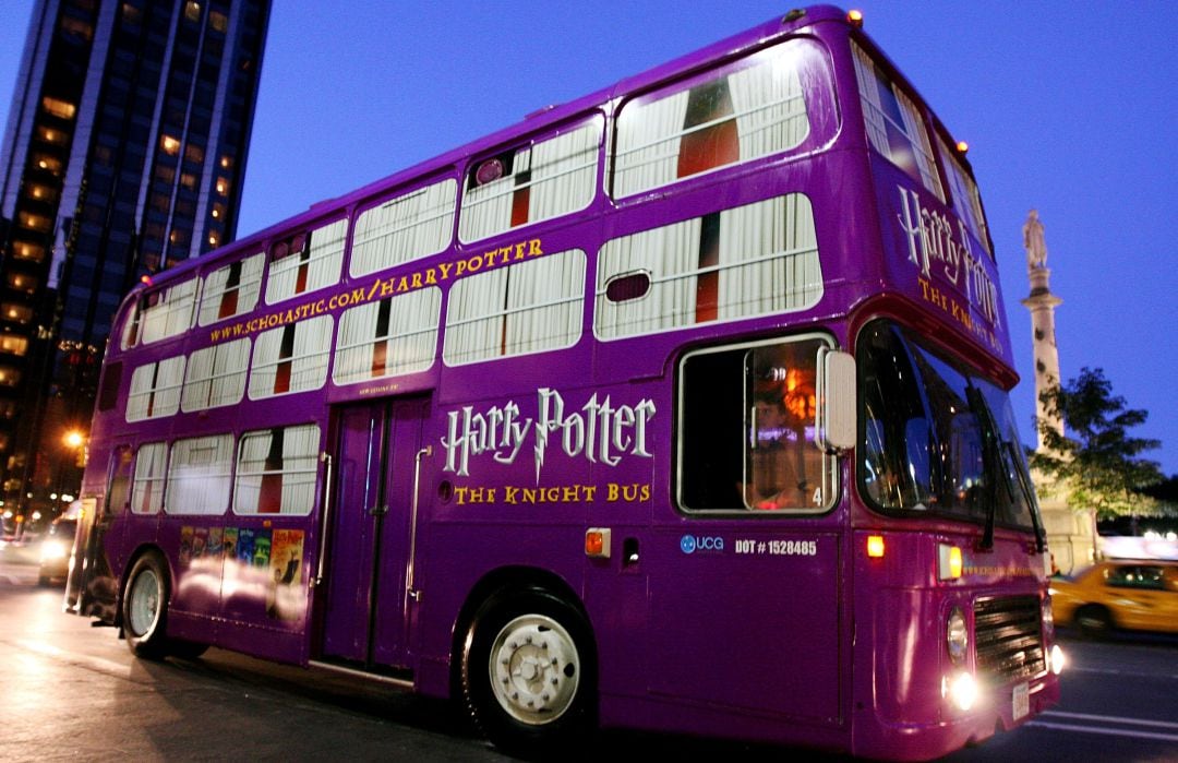 Uno de los autobuses turísticos de Harry Potter que durante la pandemia transportarán a los sanitarios del norte de Londres.