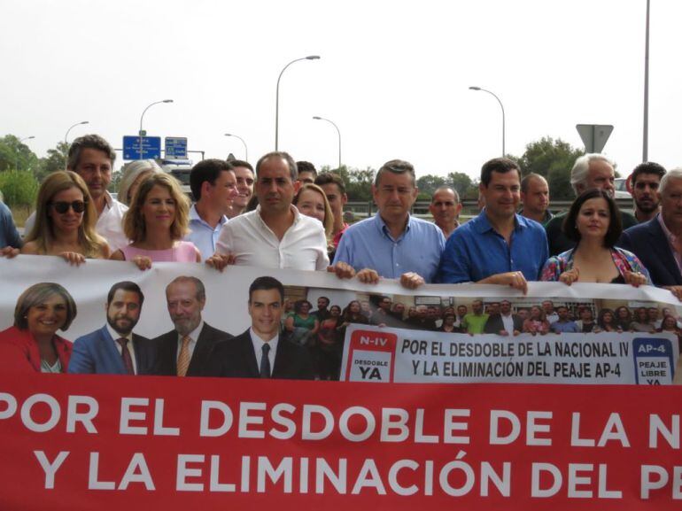 El líder de los populares en Andalucía ha protagonizado el acto reivindicativo a la entrada de la autopista AP-4