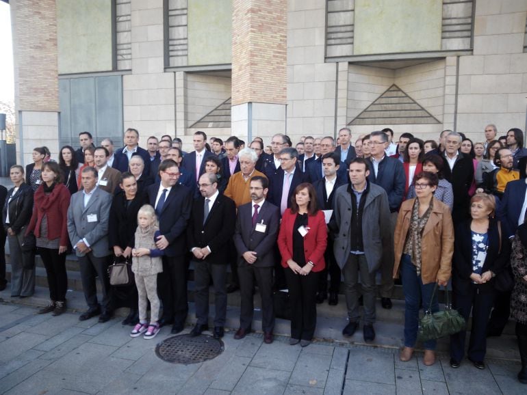 Representantes de las principales instituciones políticas aragonesas en el minuto de silencio en solidaridad con las víctimas de París.