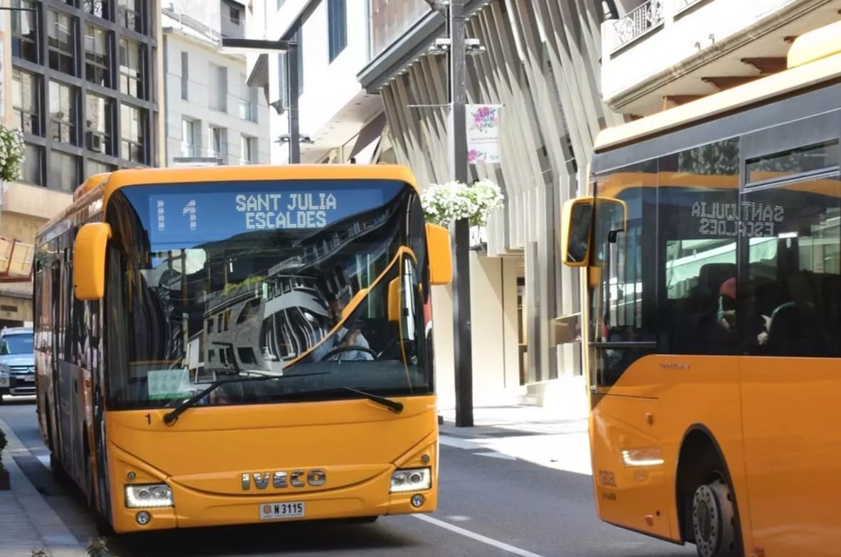 Dos autobusos de línia regular a Andorra.