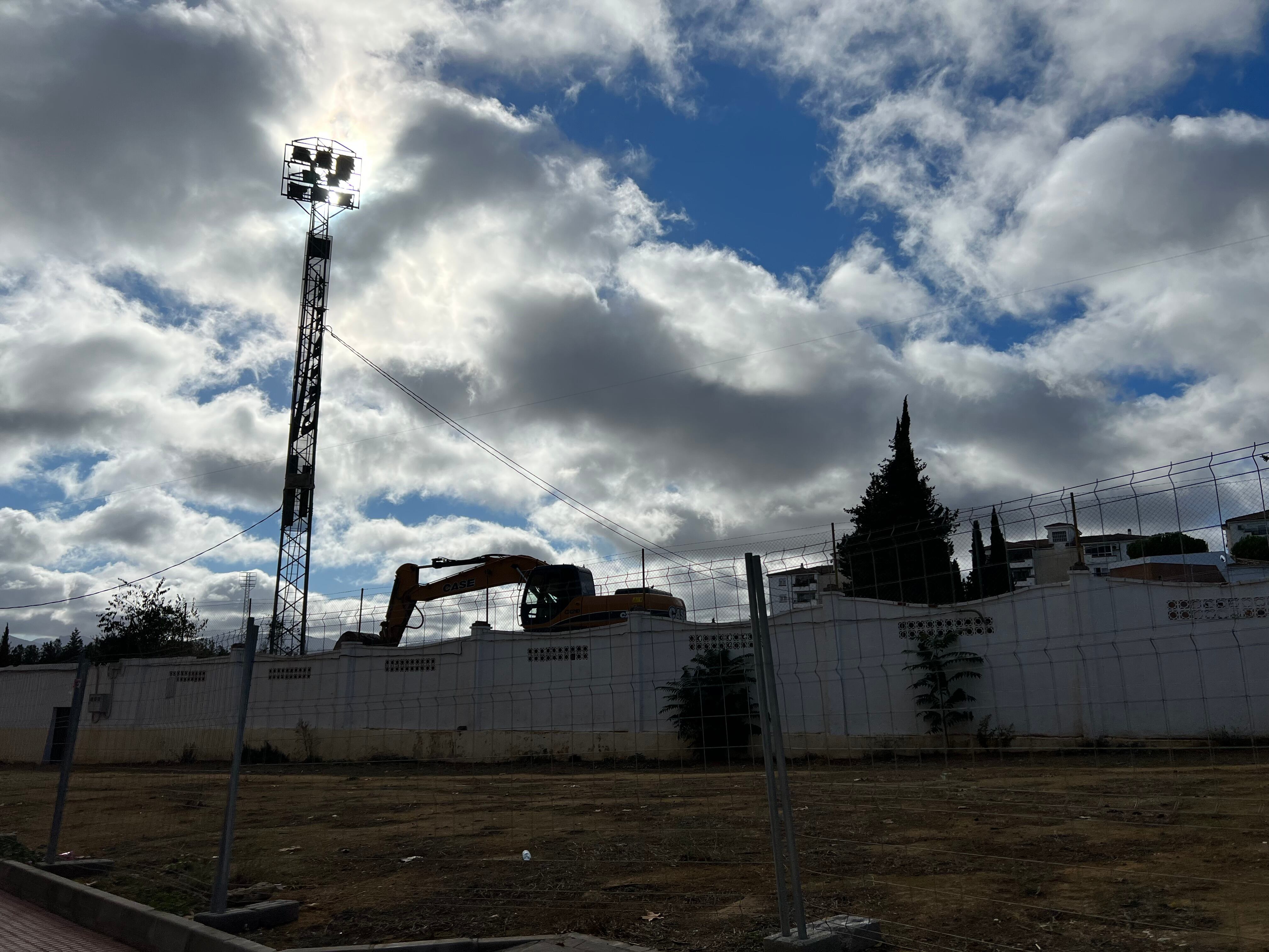 Las obras del antiguo campo de fútbol y la piscina municipal de Ronda están en marcha desde principios de este mes