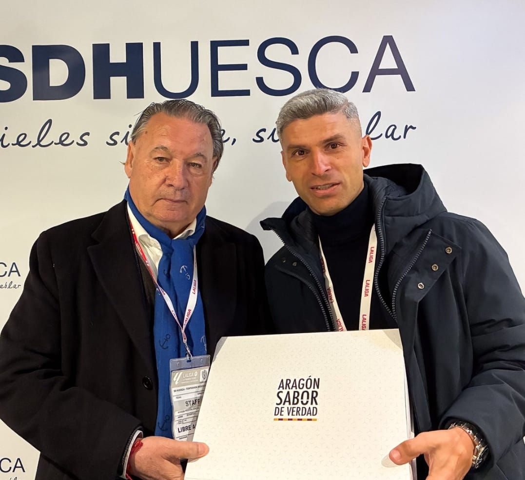 Salva Sevilla con Agustín Lasaosa, presidente del Huesca.