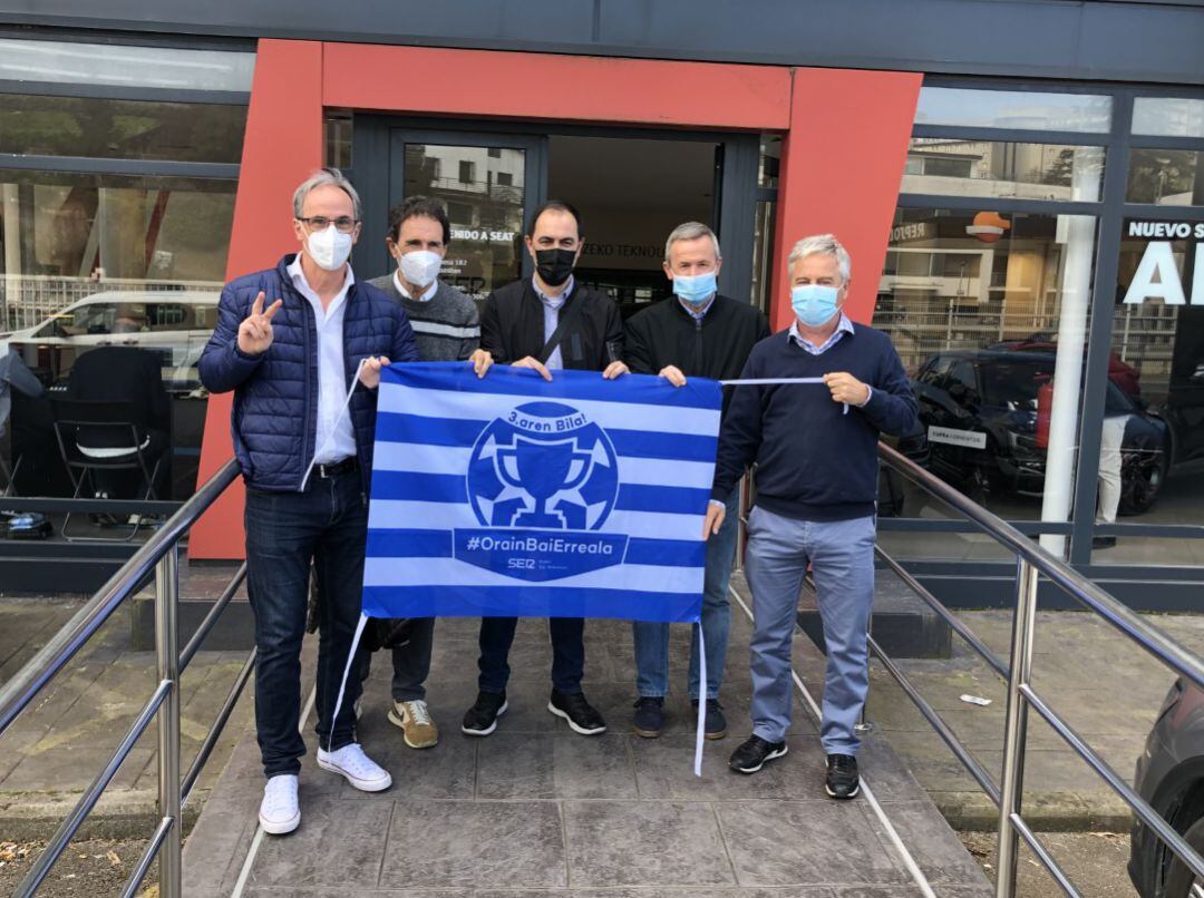 Nuestras leyendas de la Real posan con la bandera de radio San Sebastián