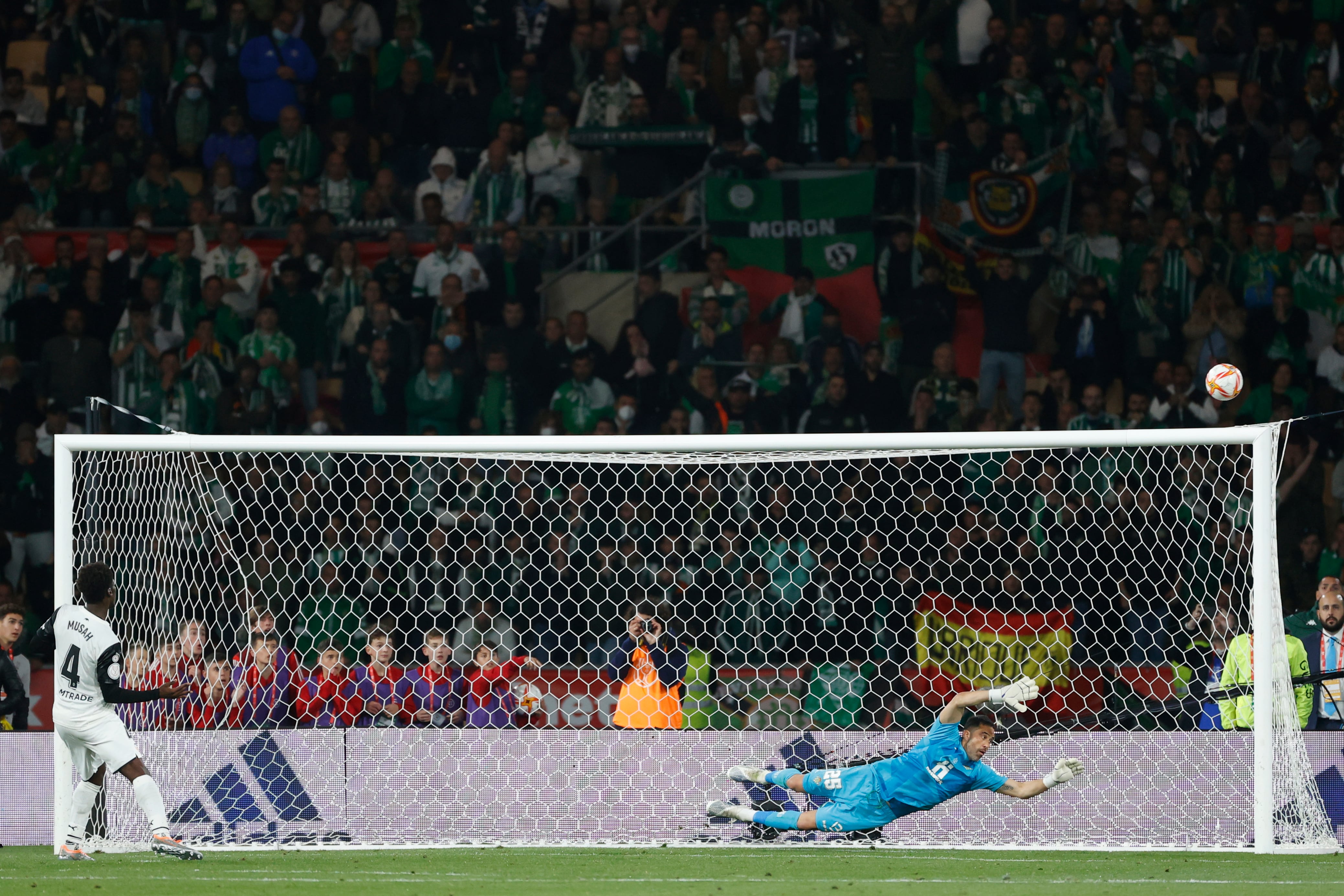 SEVILLA, 23/04/2022.- El centrocampista inglés del Valencia C.F. Yunus Musah (i) lanza fuera su penalti ante el portero chileno del Real Betis Claudio Bravo en la tanda de penaltis del partido de la final de la Copa del Rey disputado este sábado en el estadio de La Cartuja de Sevilla. EFE/Julio Muñoz
