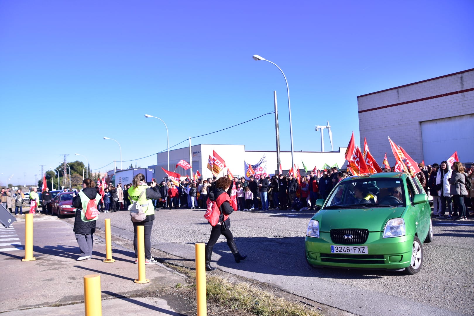 Desde el centro de Tarazona hasta la fábrica. Los trabajadores de Forvia-Faurecia han salido este mediodía en manifestación para reclamar una subida salarial del 25 por ciento, después de tres años de congelación de las nóminas. Esta empresa da empleo a más de 500 personas a los pies del Moncayo, entre Navarra y las provincias de Soria y Zaragoza.