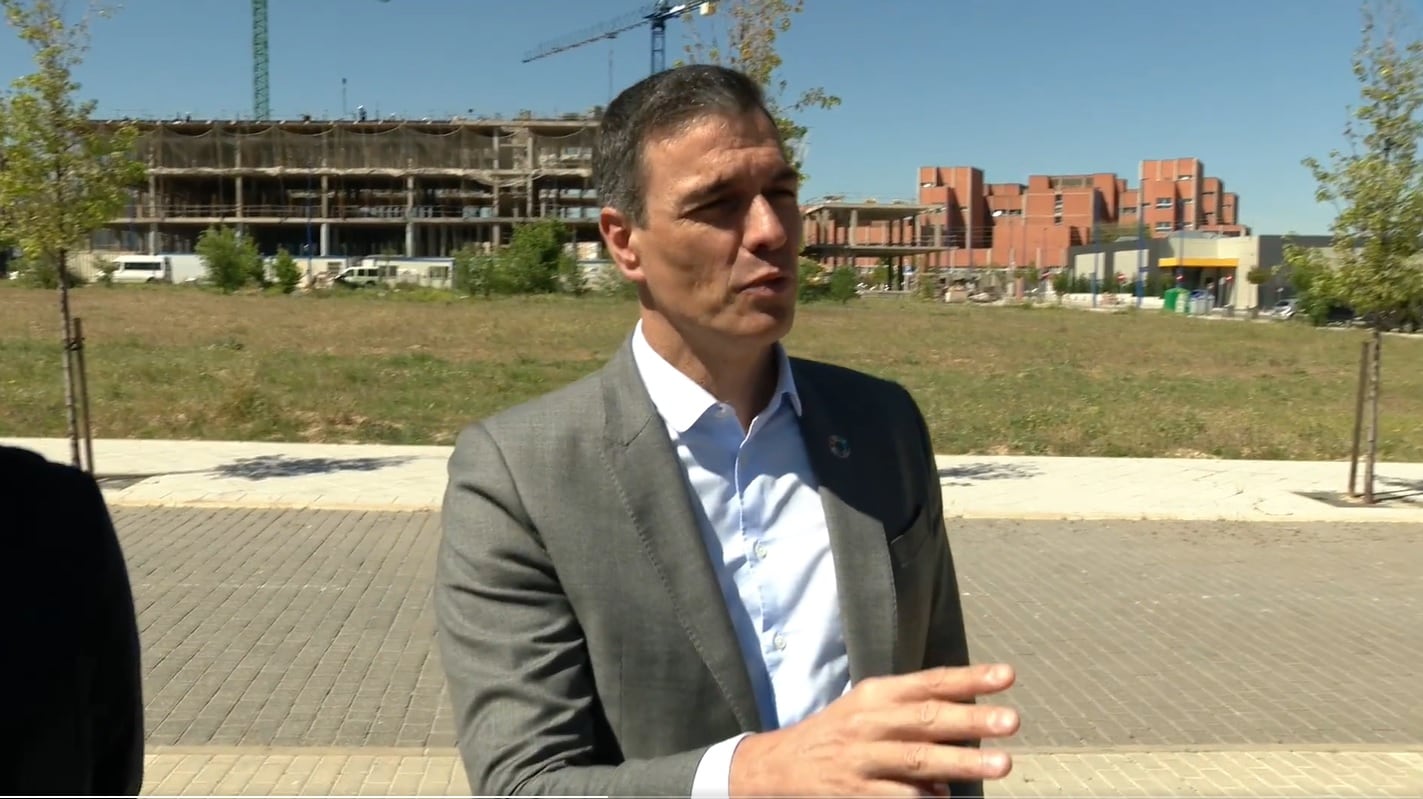 Pedro Sánchez, durante su visita a la promoción de viviendas públicas que impulsa el Ayuntamiento de Leganés