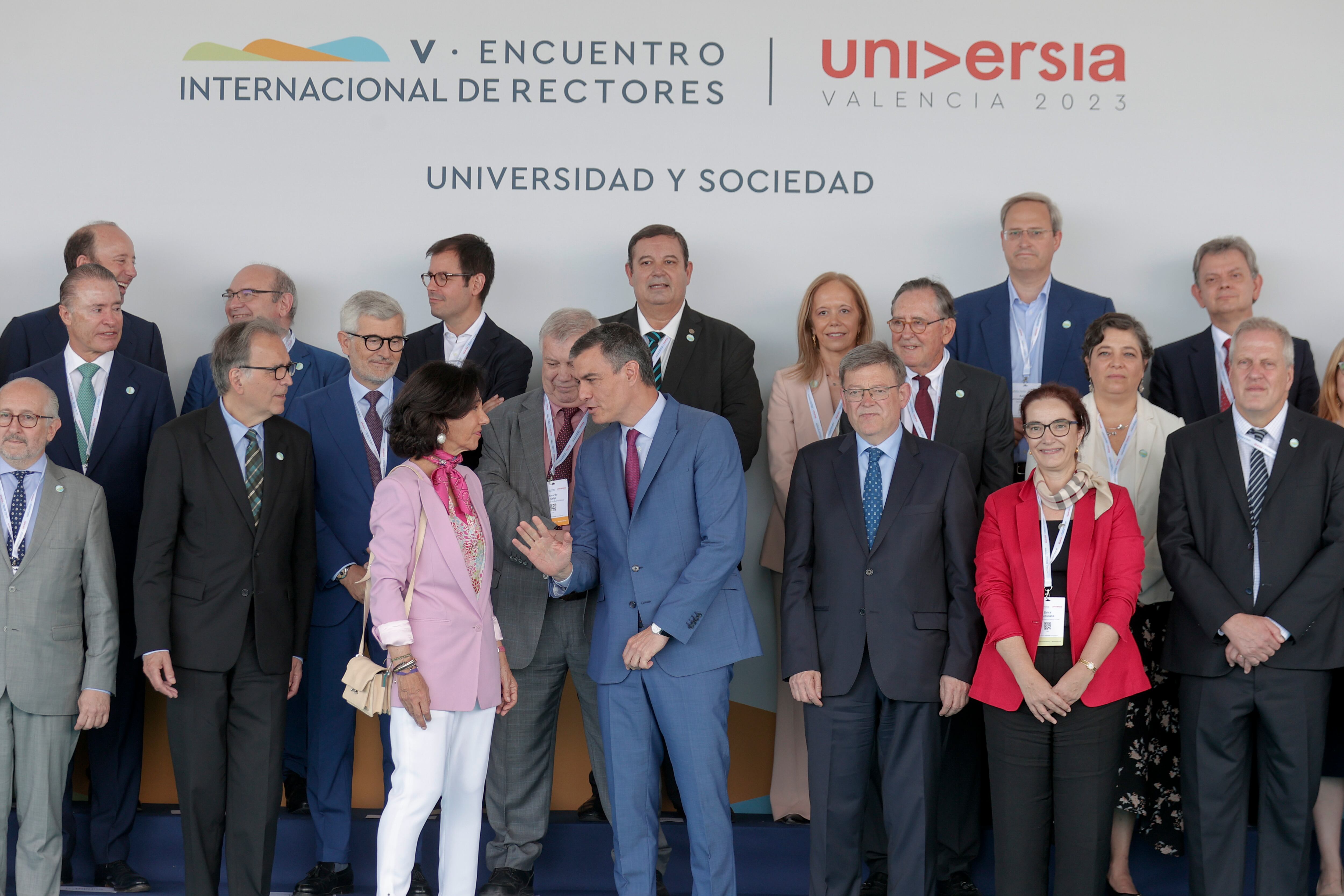 El presidente del Gobierno, Pedro Sánchez, y la presidenta del Banco de Santander, Ana Botín, charlan durante la foto protocolaria del V Encuentro Internacional de Rectores Universia celebrado en València, un acto en el que también ha participado el president de la Generalitat, Ximo Puig