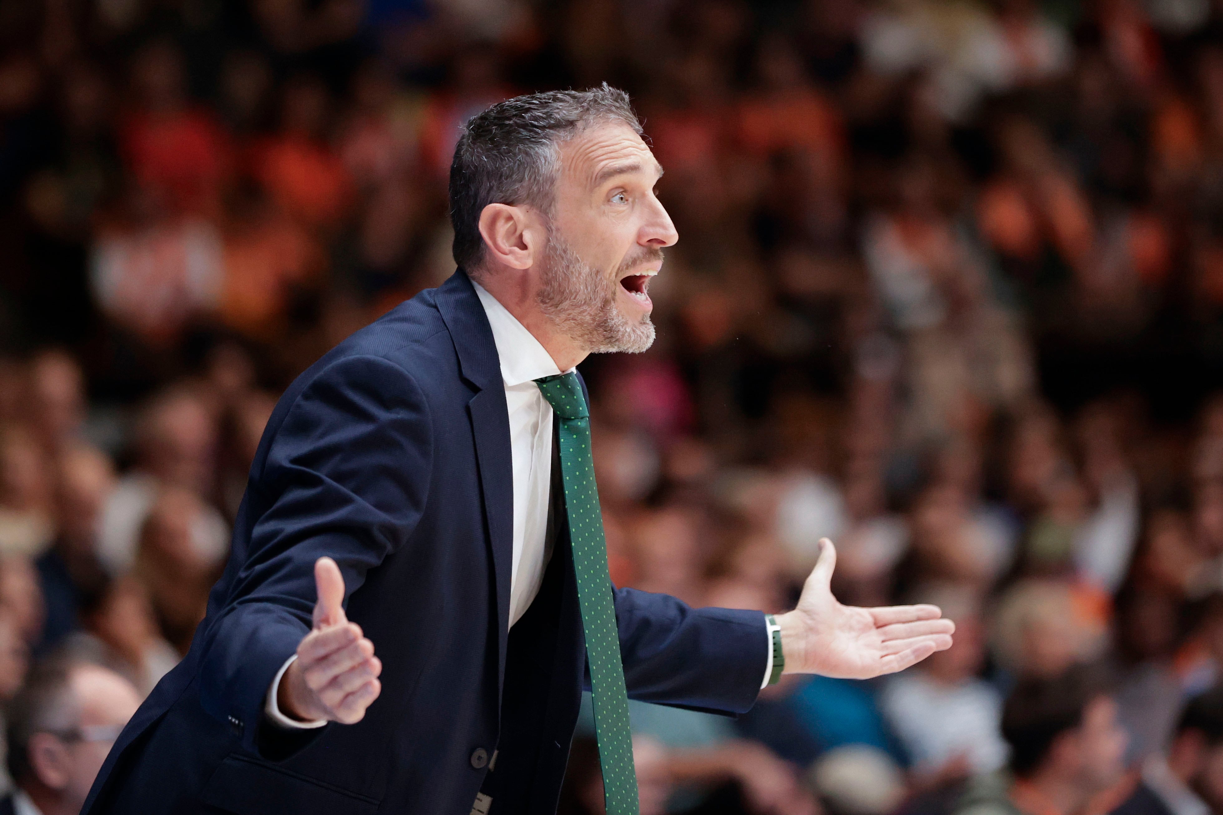 A CORUÑA, 19/10/24.- El entrenador del Unicaja de Málaga, Ibon Navarro, durante el encuentro que enfrentó al conjunto andaluz frente al Básquet Coruña, partido correspondiente a la cuarta jornada de la Liga Endesa disputado en el Coliseum de A Coruña. EFE/Cabalar
