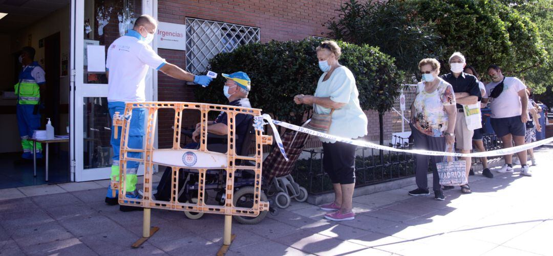 Medición de temperatura a las puertas de un centro de salud