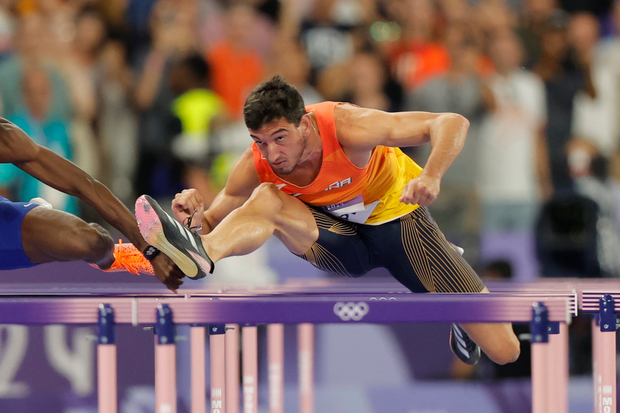 PARÍS, 07/08/2024.- El atleta español Enrique Llopis compite en la final de 110m vallas masculino, en el marco de los Juegos Olímpicos París 2024, este jueves, en la capital gala. EFE/ Lavandeira Jr
