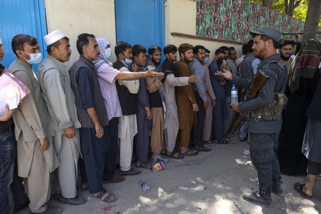 Ciudadanos de Kabul intentando salir del país.