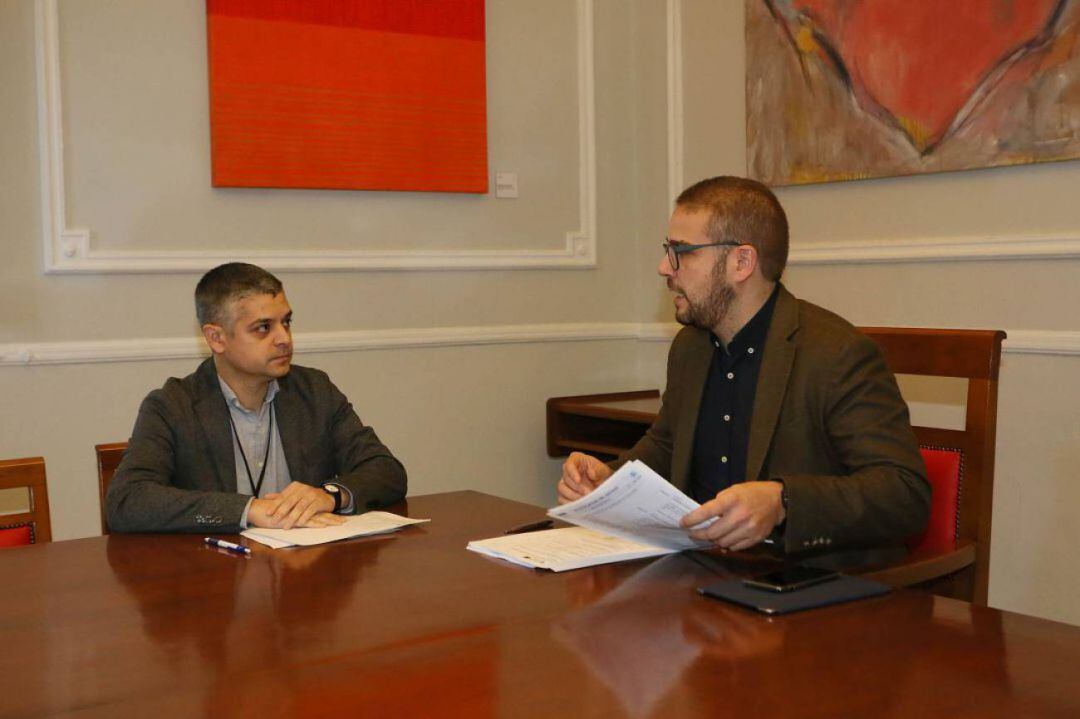 El portavoz de la Diputación de Alicante, Adrián Ballester, a la derecha 