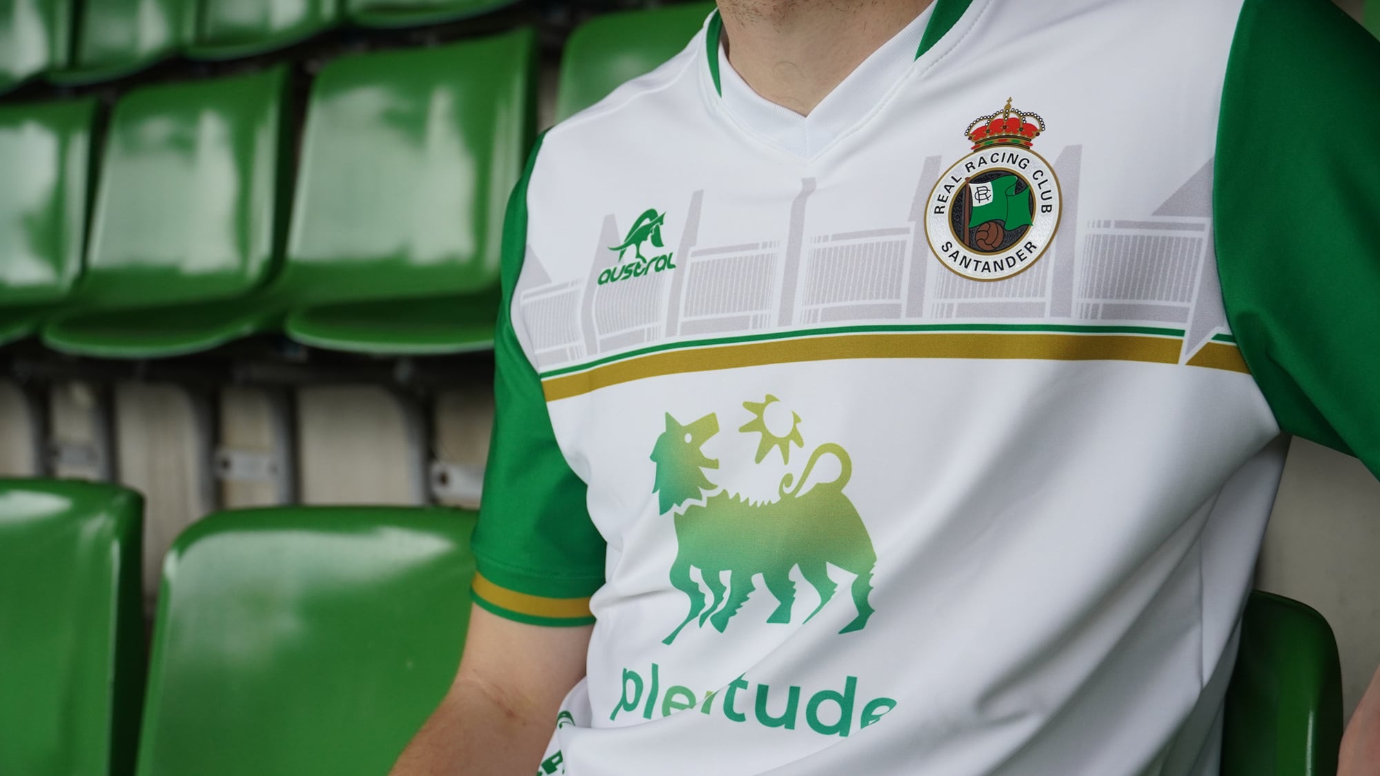 Camiseta Conmemorativa del aniversario del Racing de Santander en la campaña 23-24 por sus 111 primaveras