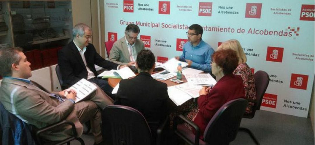 Rafael Sánchez Acera en una reunión del grupo municipal socialista en Alcobendas