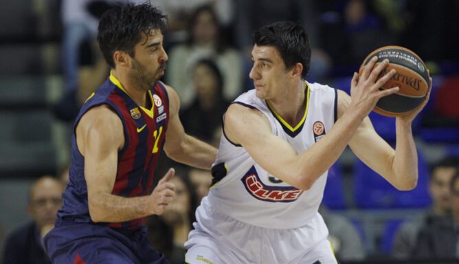 Preldzic aguanta el balón ante Navarro.