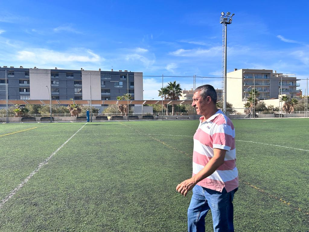 El edil del PSOE, Eduardo Rodríguez, en el campo de fútbol de Vía Parque