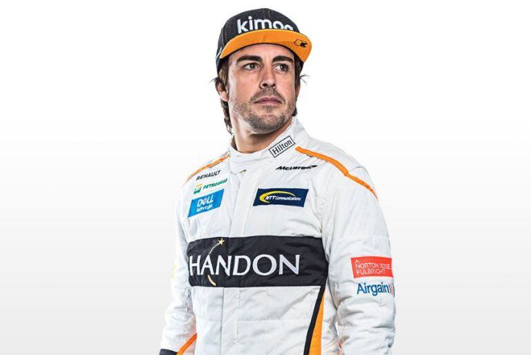 Fernando Alonso posa con su nuevo mono en una foto facilitada por McLaren